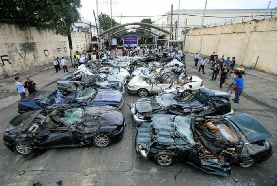 نابود شدن ۳۰ خودروی لوکس با بلدوزر به فرمان رئیس‌جمهور فیلیپین!+ فیلم