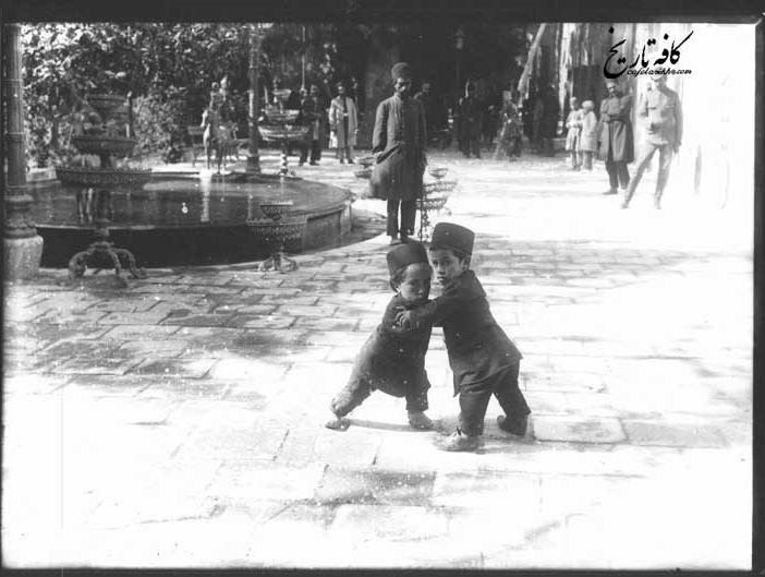 آدمهای کوتوله در دوره قاجاریه در حال گرفتن کشتی+عکس