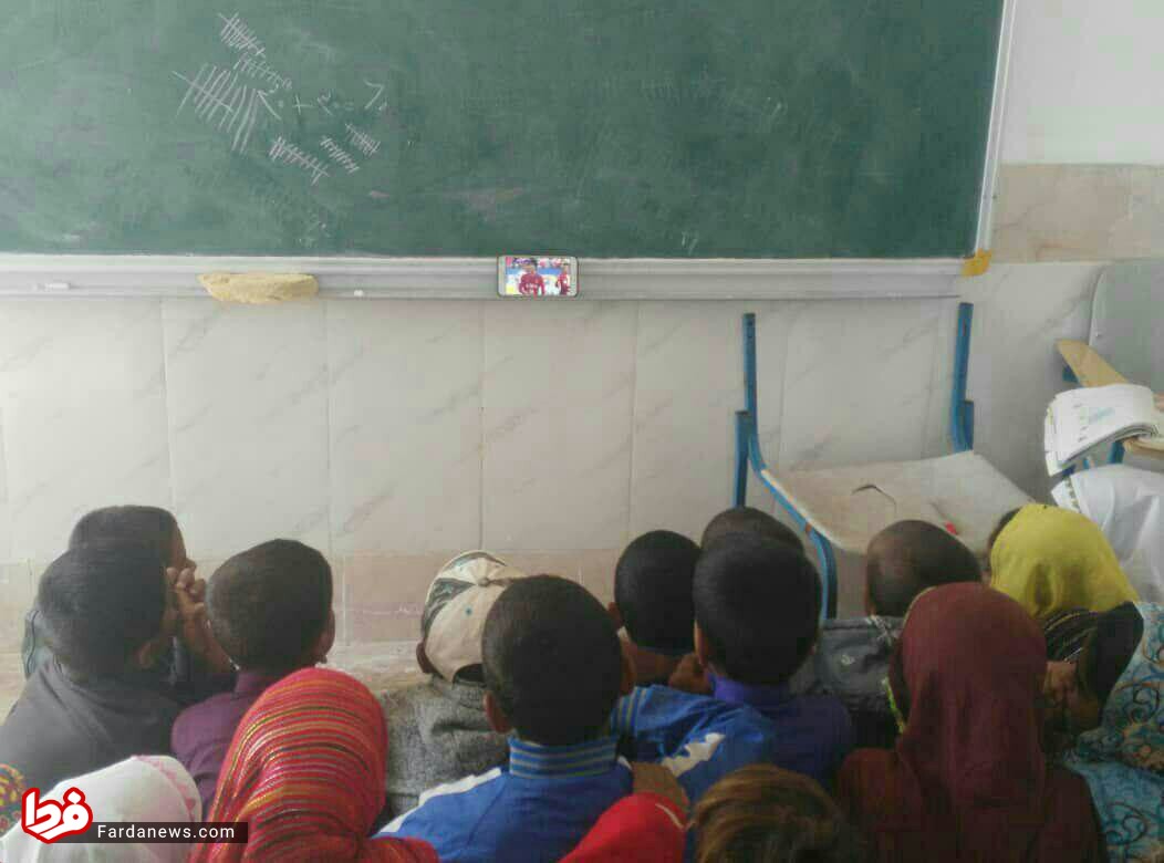 تماشای متفاوت بازی پرسپولیس در یک مدرسه محروم+عکس