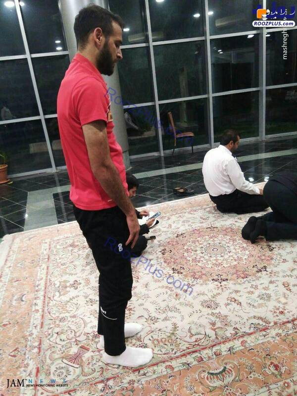 بازیکن پرسپولیس در حال نماز خواندن+عکس