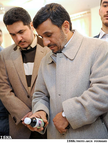 داماد شانه به شانه احمدی نژاد (تصویری)