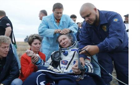 عکس هایی از بازگشت هیجانی سه فضانورد به زمین