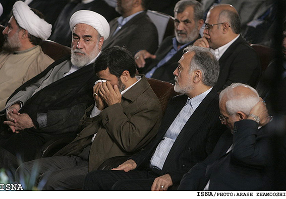 عکس : گریه احمدی نژاد در جشن هسته ای